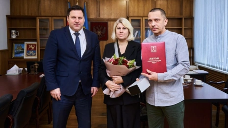 Глава Мурома наградил 50-летнего мужчину за спасение выпавших из окна детей