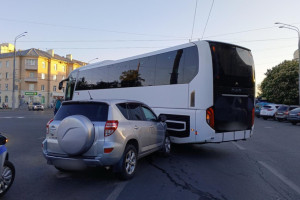 Во Владимире междугородний автобус влетел в иномарку