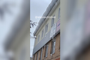 В Александрове крыши домов очистили от снега и наледи