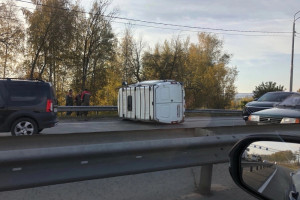 Во Владимире на Пекинке перевернулся автомобиль