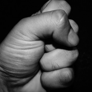 Во Владимире электромонтажнику в драке переломали ребра