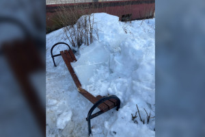Во Владимирской области свалившаяся с крыши глыба льда сломала лавочку