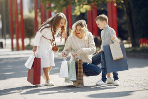 Супермаркеты, фастфуд и маркетплейсы возглавляют топ покупок по детским картам