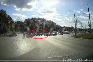 Легковушка влетела в поток машин на Лыбедской магистрали во Владимире 