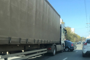 Во Владимире на проспекте Ленина столкнулись фура и легковушка