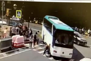 ДТП с владимирским водителем автобуса и 13-летней девочкой в Петербурге попало на видео