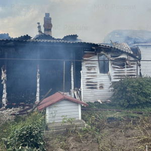 В Кольчугино мощный пожар охватил 100 квадратов в частном доме