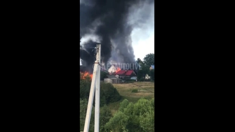 Во Владимирской области крупный пожар уничтожил два дома и сараи 