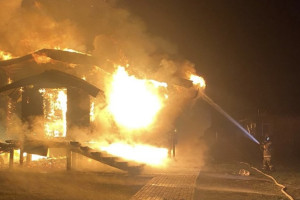 В Александровском районе мощный пожар охватил дачу в коттеджном поселке