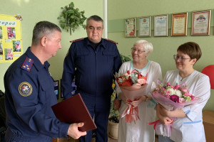 Детям – конфеты, женщинам – цветы. Сотрудники Следкома посетили дом ребенка в Муроме