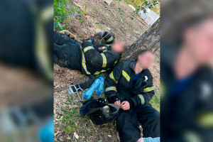 Спасателей увозили на скорой при тушении пожара на заводе ванн под Ковровом