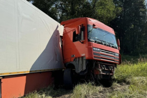 На М-7 в Петушинском районе фура снесла отбойник и улетела в кювет