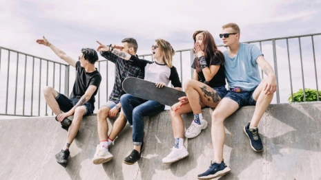 Стало известно, на что чаще тратит молодежь