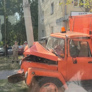 Во Владимире у здания мэрии машина аварийной службы врезалась в столб