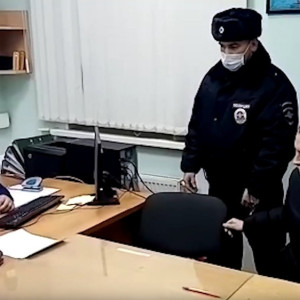 В Коврове появилось видео задержания подозреваемого в убийстве матери и дочери