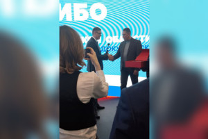 Владимирскому губернатору на выставке «Россия» подарили розу из снарядов