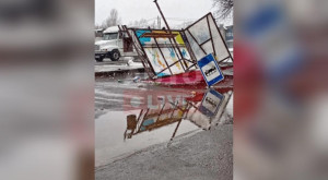 В Александрове упавшая из-за ветра остановка едва не убила прохожего