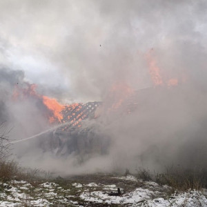 В Камешково загорелись заброшенные гаражи