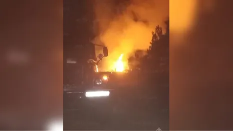 Во Владимирской области мощный пожар охватил дом и пристройку