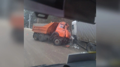 Во Владимирской области самосвал столкнулся с фурой