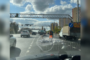 Во Владимире строители растеряли кирпичи на трассе
