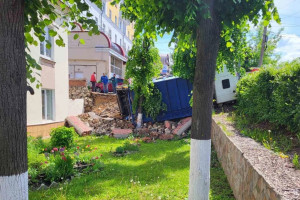 В центре Владимира перевернулся МАЗ