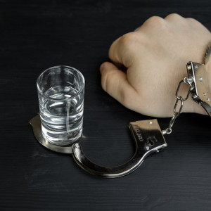 В Александрове под суд пойдет бросивший в участкового кирпичи житель
