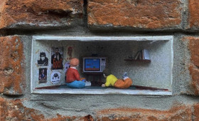 Владимирские художники начали прятать миниатюры «в кирпичиках» в зданиях по всей России