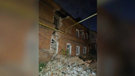 У исторического дома в центре Владимира рухнула стена
