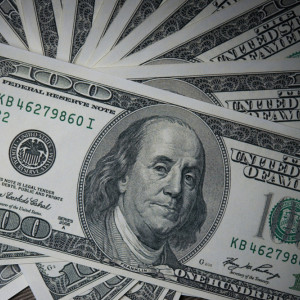 Эксперты ожидают ослабление рубля до 100 за доллар