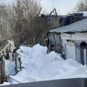 В Коврове снег с крыши завалил выход из частного дома пенсионера