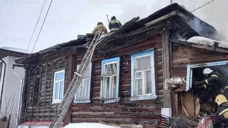 Во Владимирской области мощный пожар охватил частный дом