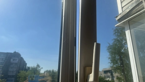 В Кольчугино малышка облокотилась на москитную сетку и упала с 4 этажа