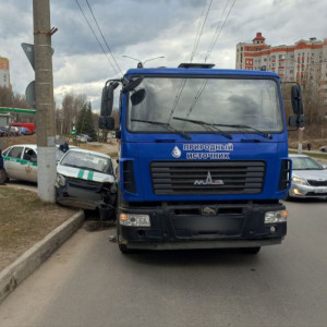 Автоцистерна с водой снесла машину ФСИН во Владимире