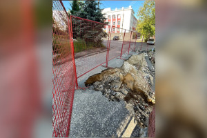 Во Владимире «забили» на провалившийся асфальт на Октябрьском проспекте