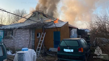 В Александровском районе загорелся частный дом