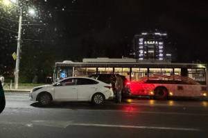 Во Владимире столкнулись 2 иномарки и троллейбус