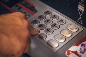 Во Владимирской области продавцы потратили деньги с потерянной клиенткой магазина карты