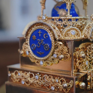 Музею «Палаты» во Владимире подарили часы, отсчитывающие возраст Земли