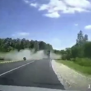 Момент ДТП с фурой и легковушкой под Кольчугино попал на видео