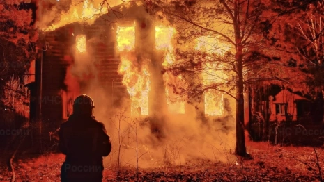 Мощный пожар уничтожил частный дом в Александровском районе