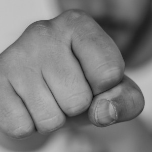 Двое владимирцев пойдут под суд за попытку задушить телефонным проводом знакомую