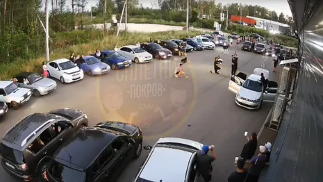 В Покрове парень сделал предложение девушке на парковке «Пятерочки»