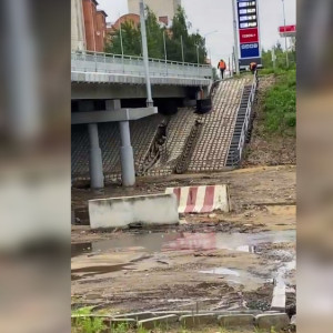 В Александрове у отремонтированного моста через овраг обрушилась часть бетонных блоков