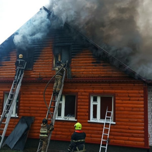 В селе под Владимиром на пожаре пострадали мать и сын