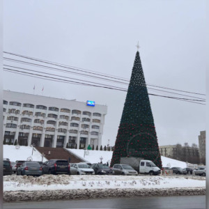 Во Владимире заново установили елку у Белого дома