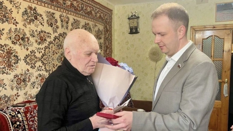 Депутат Госдумы вручил медаль узнику концлагеря из Владимира