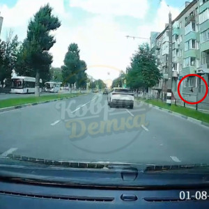 Очевидцы: падение ребенка из окна в Коврове попало на видео