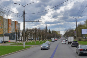 Жители проспекта Строителей во Владимире пожаловались на трубы и торговые палатки