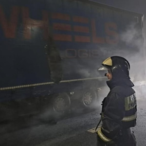 На трассе М-7 во Владимирской области загорелась фура с товарами